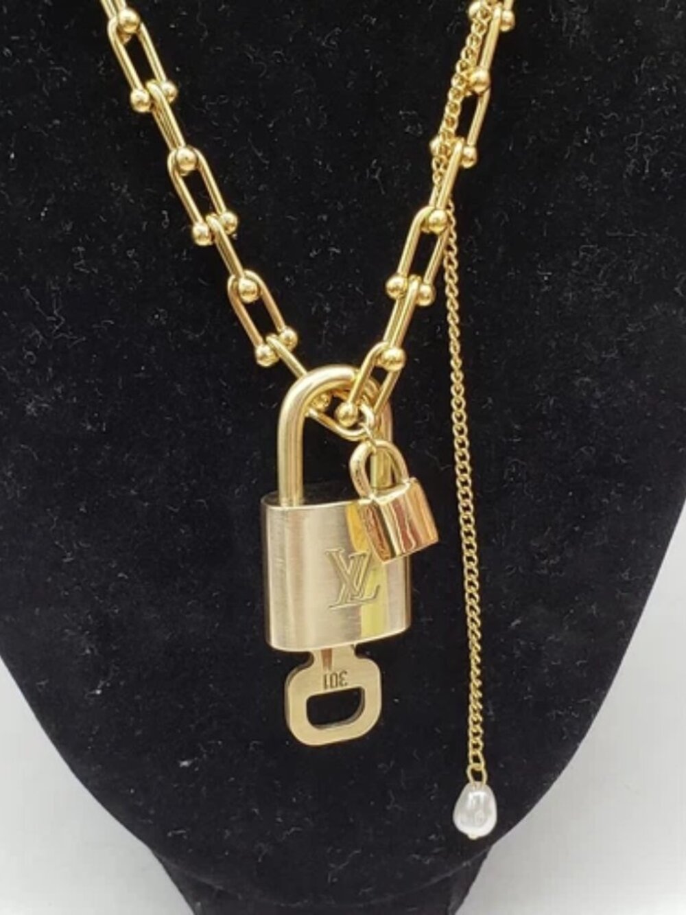 Gold-Plated Necklace with Authentic Louis Vuitton Padlock - Picture 5 of 10